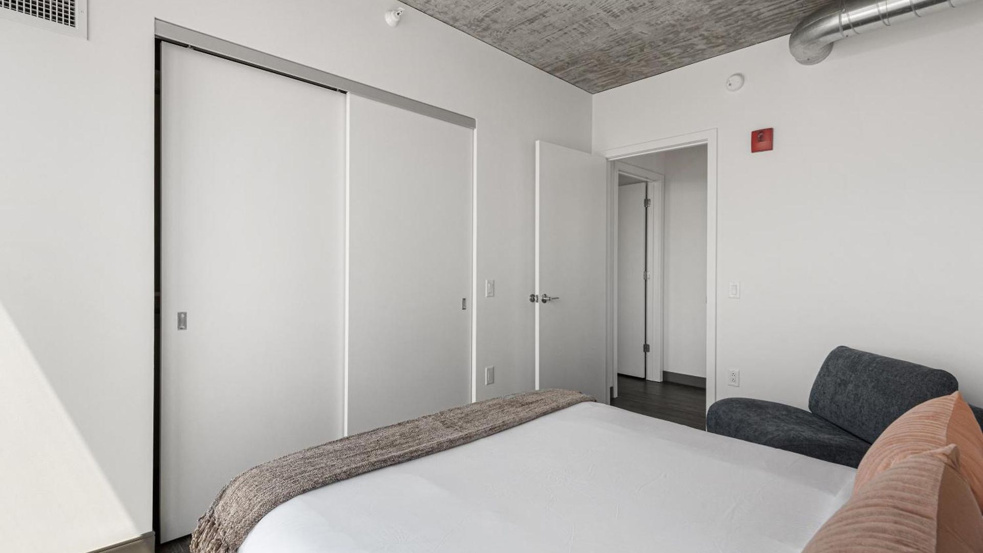 Fulbrix Bright Designer With West Loop Views Apartment