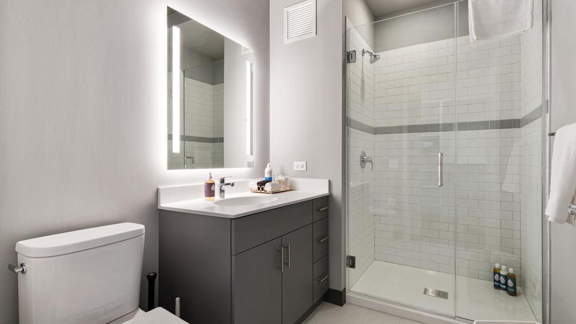 Fulbrix Bright Designer With West Loop Views Apartment