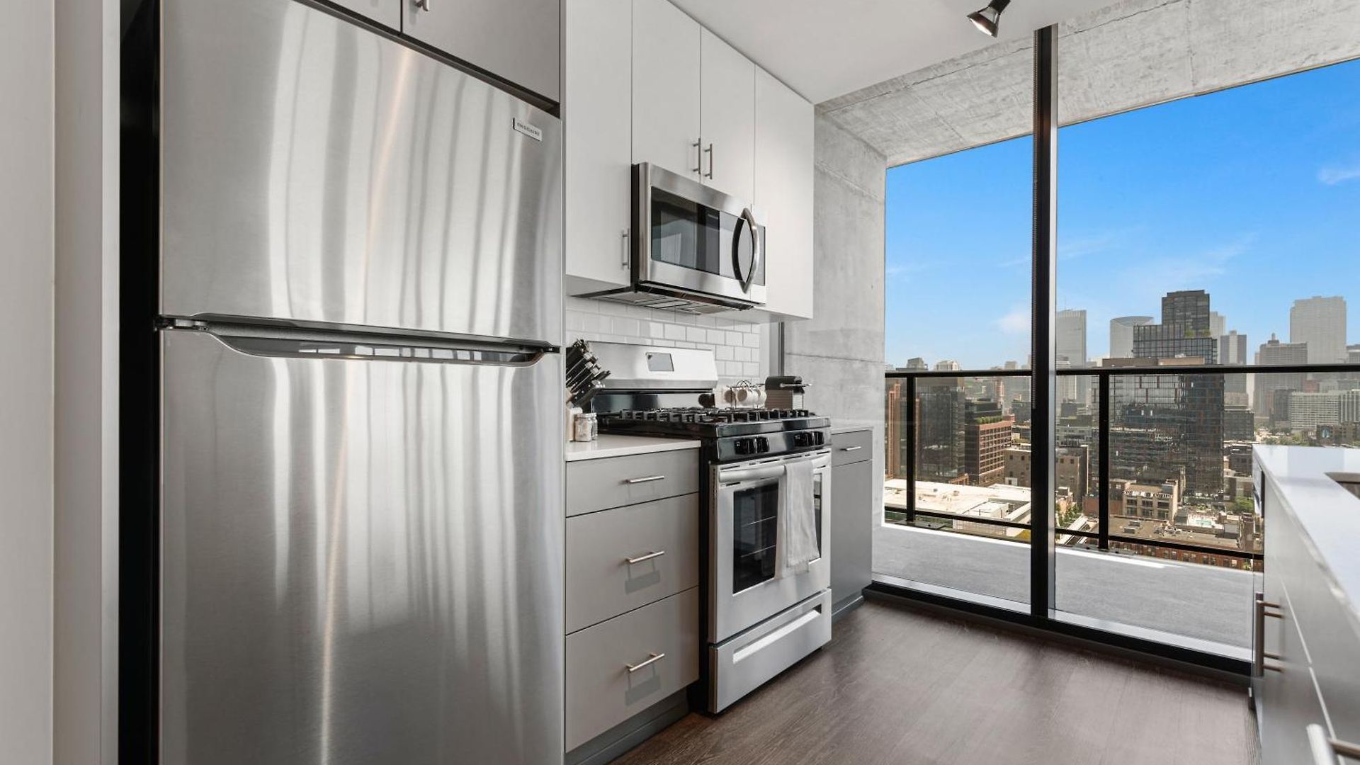Fulbrix Bright Designer With West Loop Views