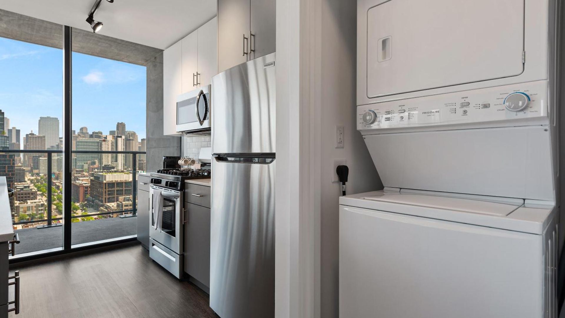 Fulbrix Bright Designer With West Loop Views Apartment