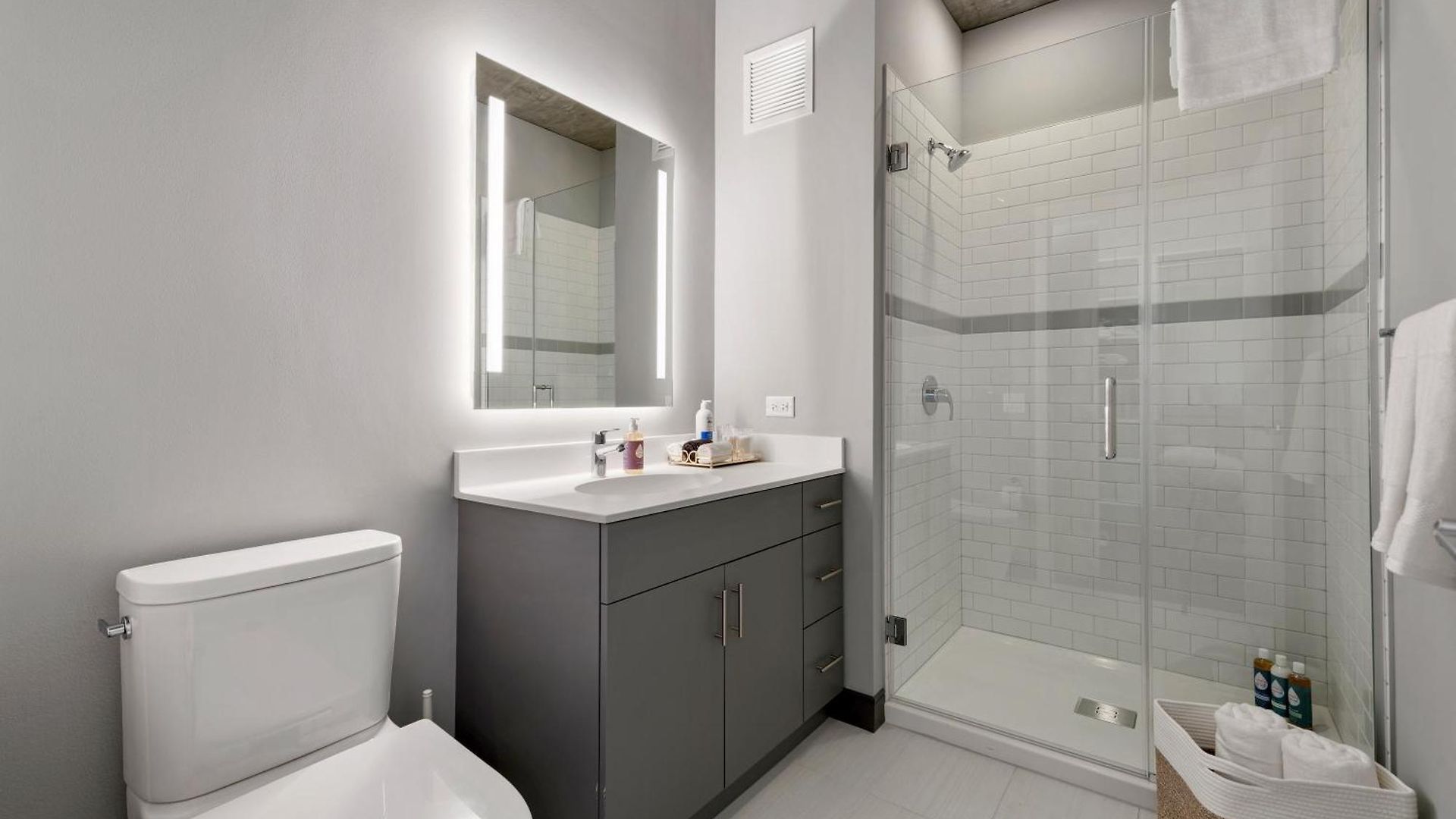 Fulbrix Bright Designer With West Loop Views Apartment Chicago