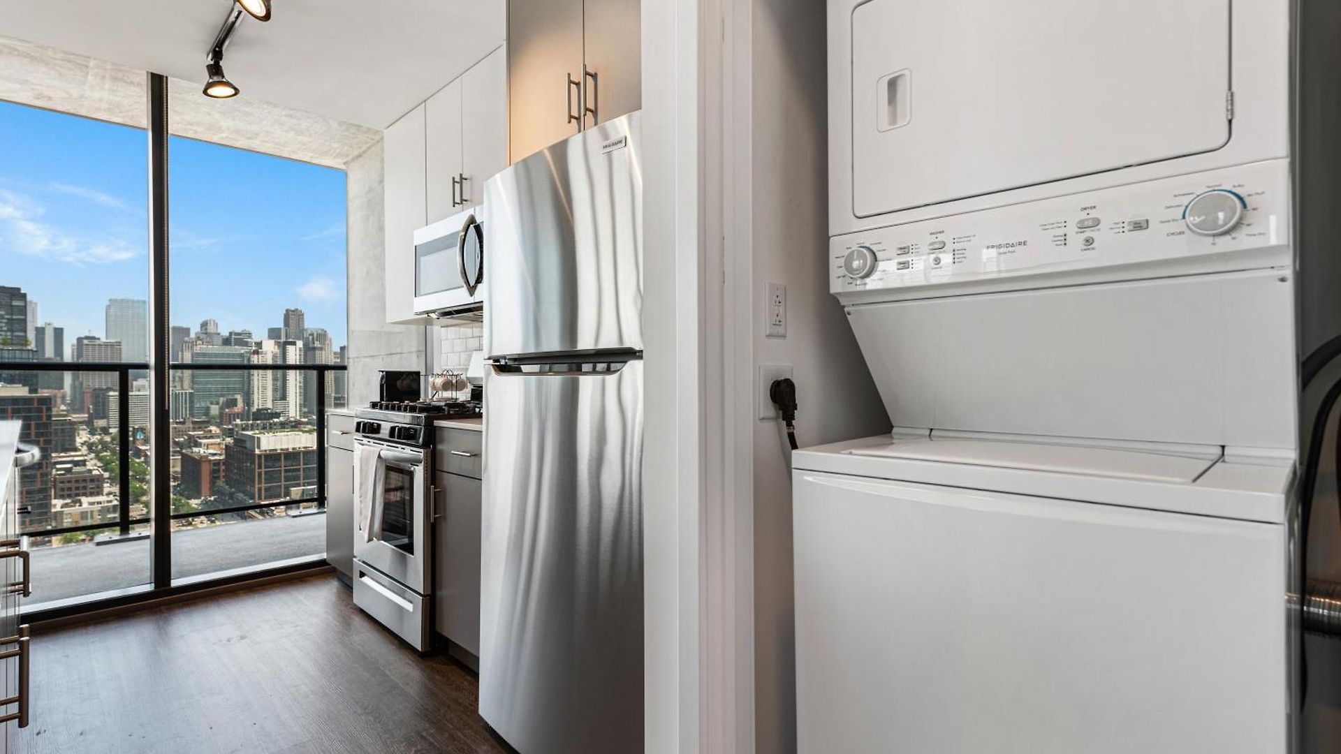 Fulbrix Bright Designer With West Loop Views *