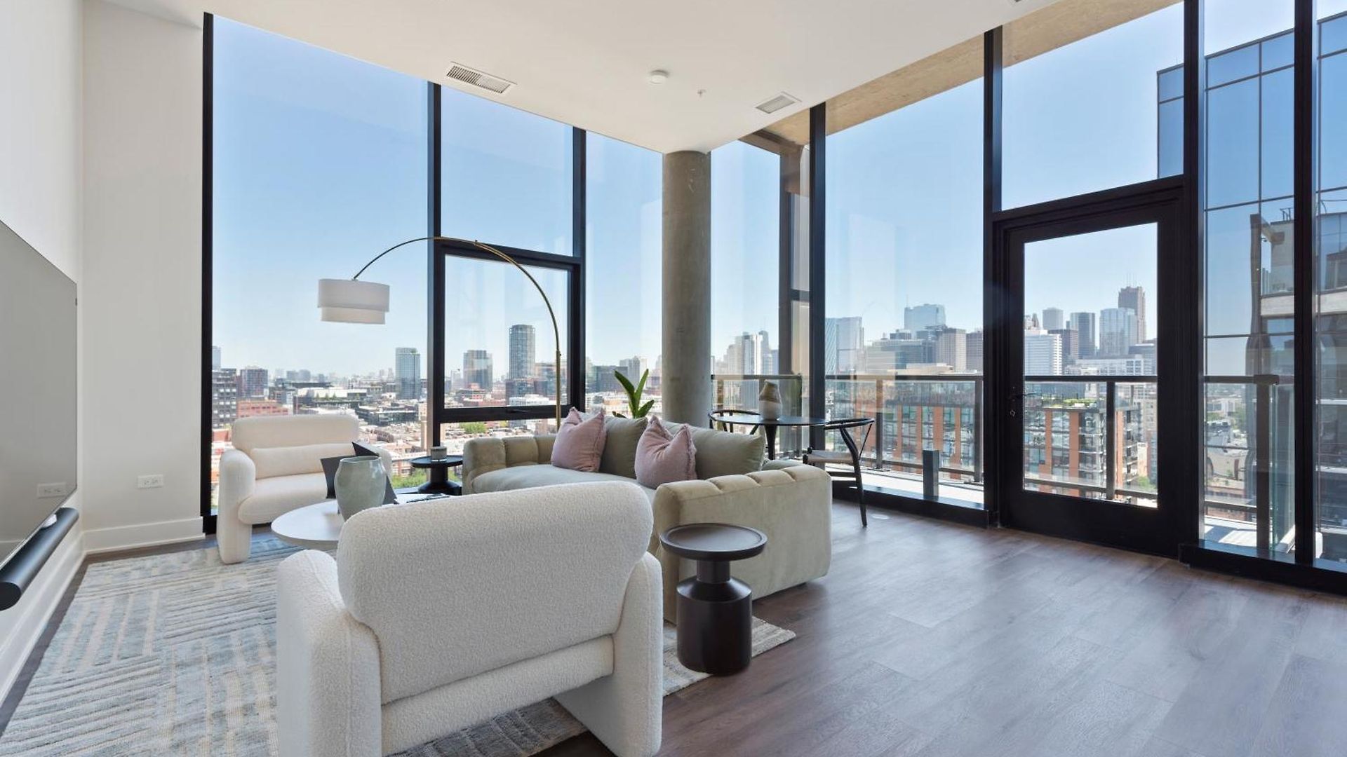Avra Stylish Prime West Loop Location Near Union Park Apartment