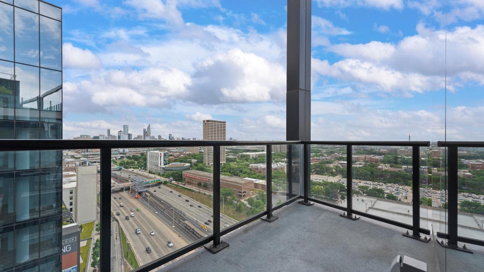 Avra Stylish Prime West Loop Location Near Union Park Chicago