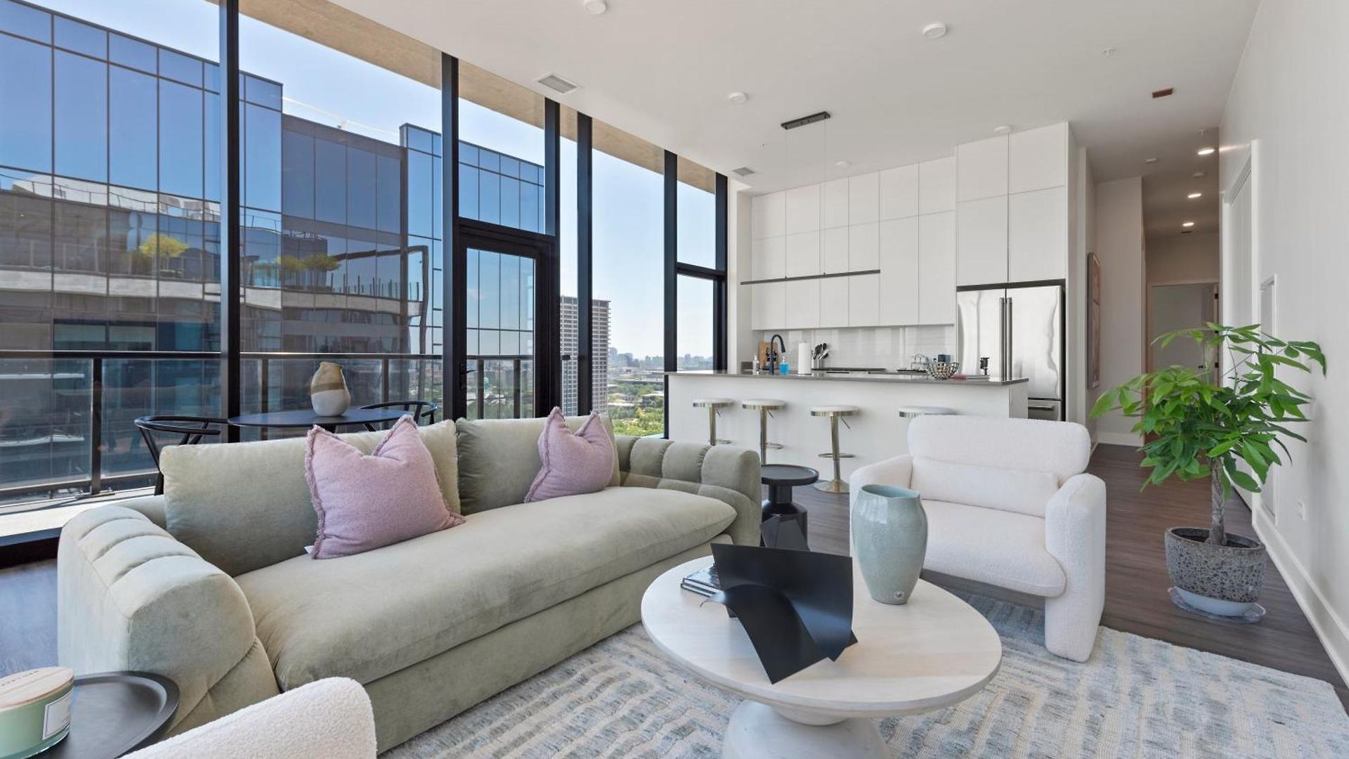 Avra Stylish Prime West Loop Location Near Union Park *