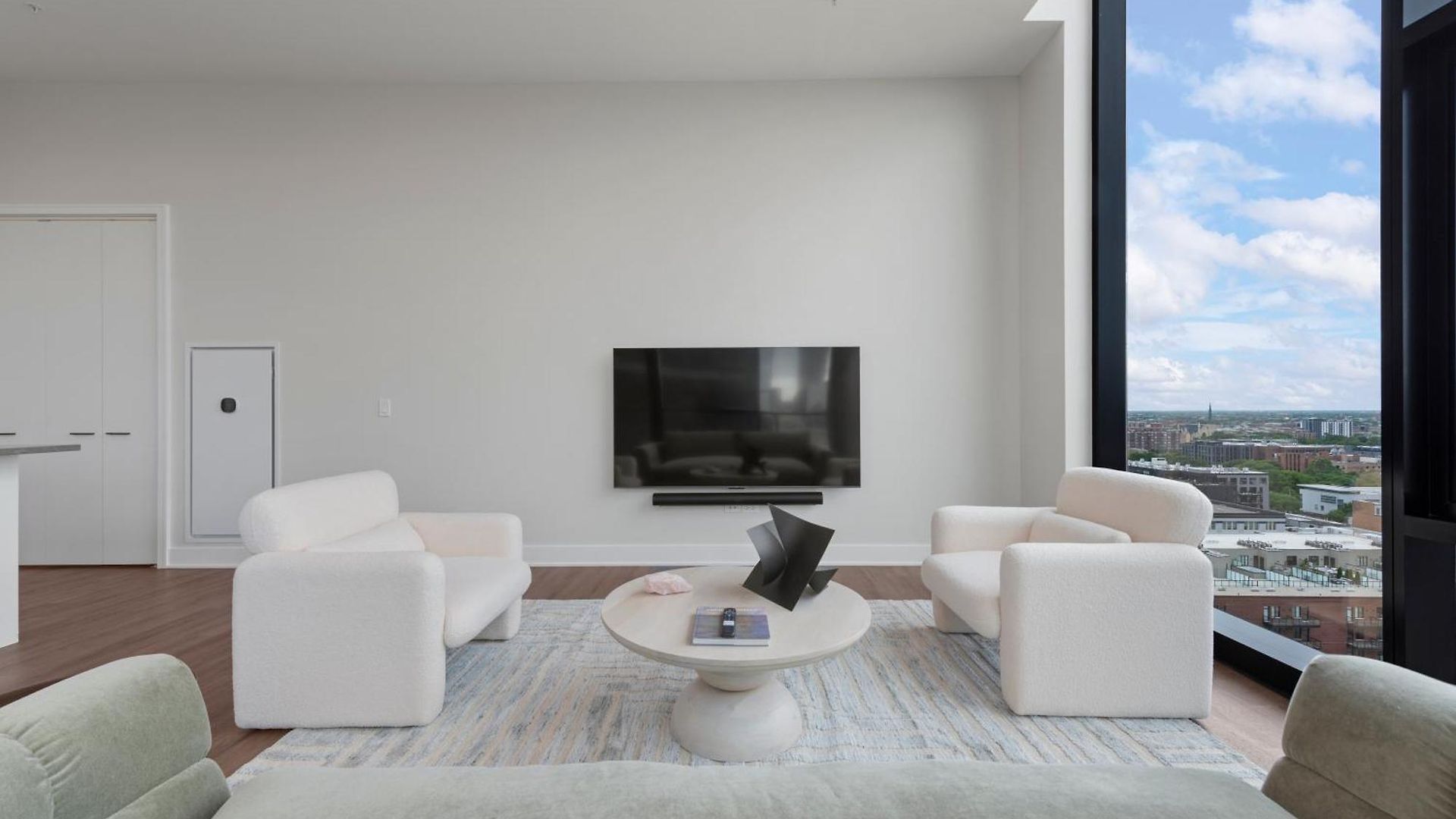 Avra Stylish Prime West Loop Location Near Union Park Apartment