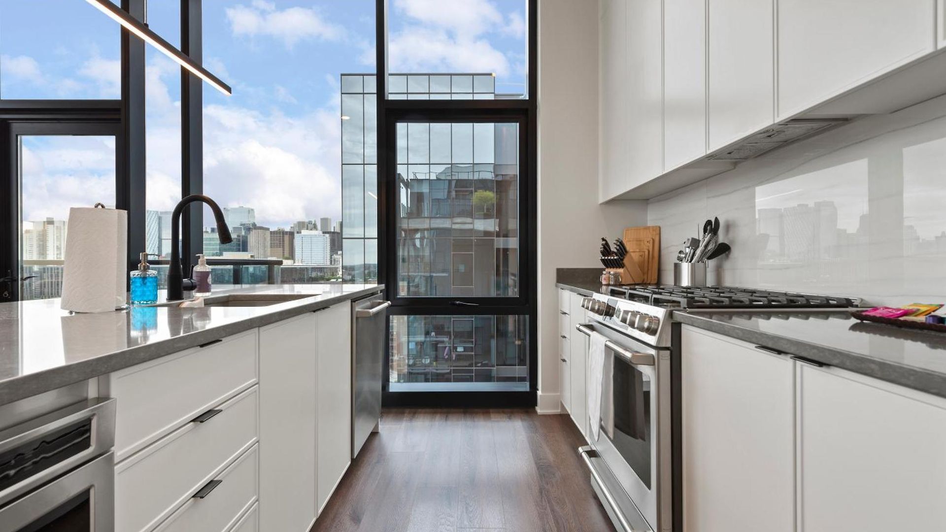 Avra Stylish Prime West Loop Location Near Union Park *