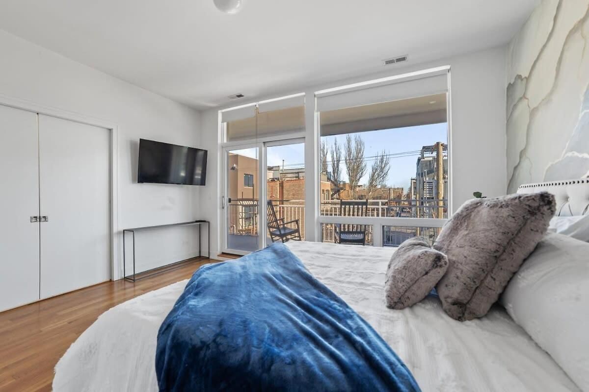4-bedroom Luxury With Rooftop & Skyline Views Apartment *