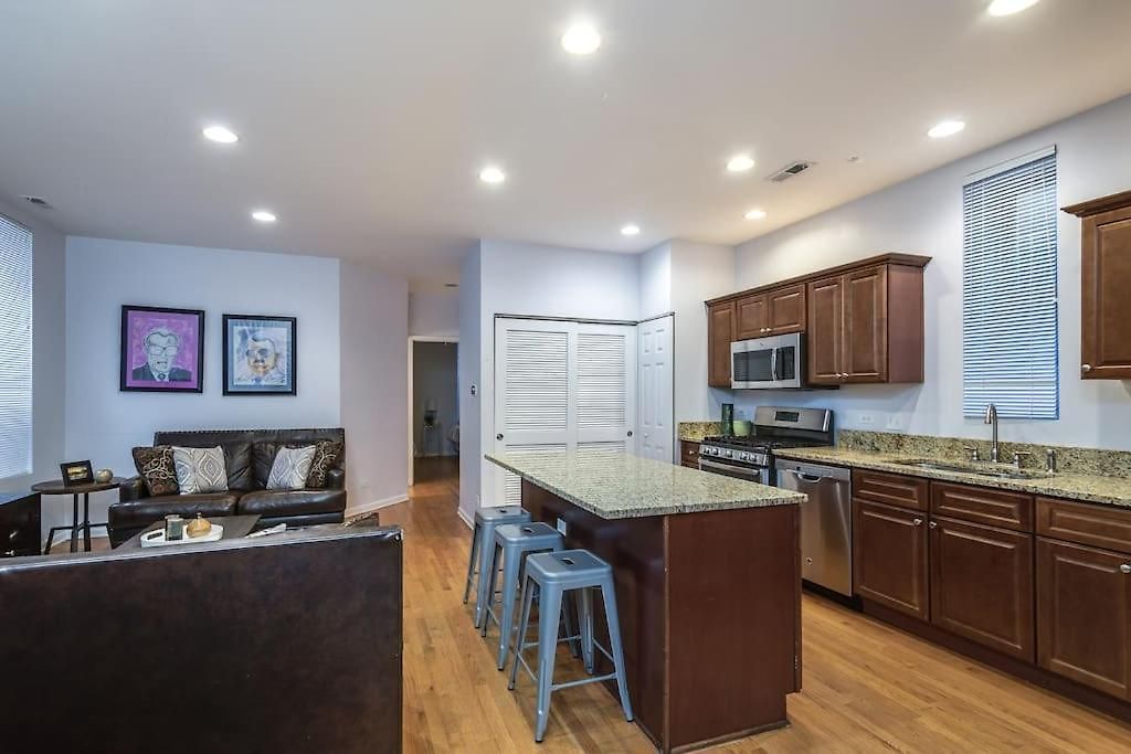 Lincoln Park Living - 1 Holiday home *
