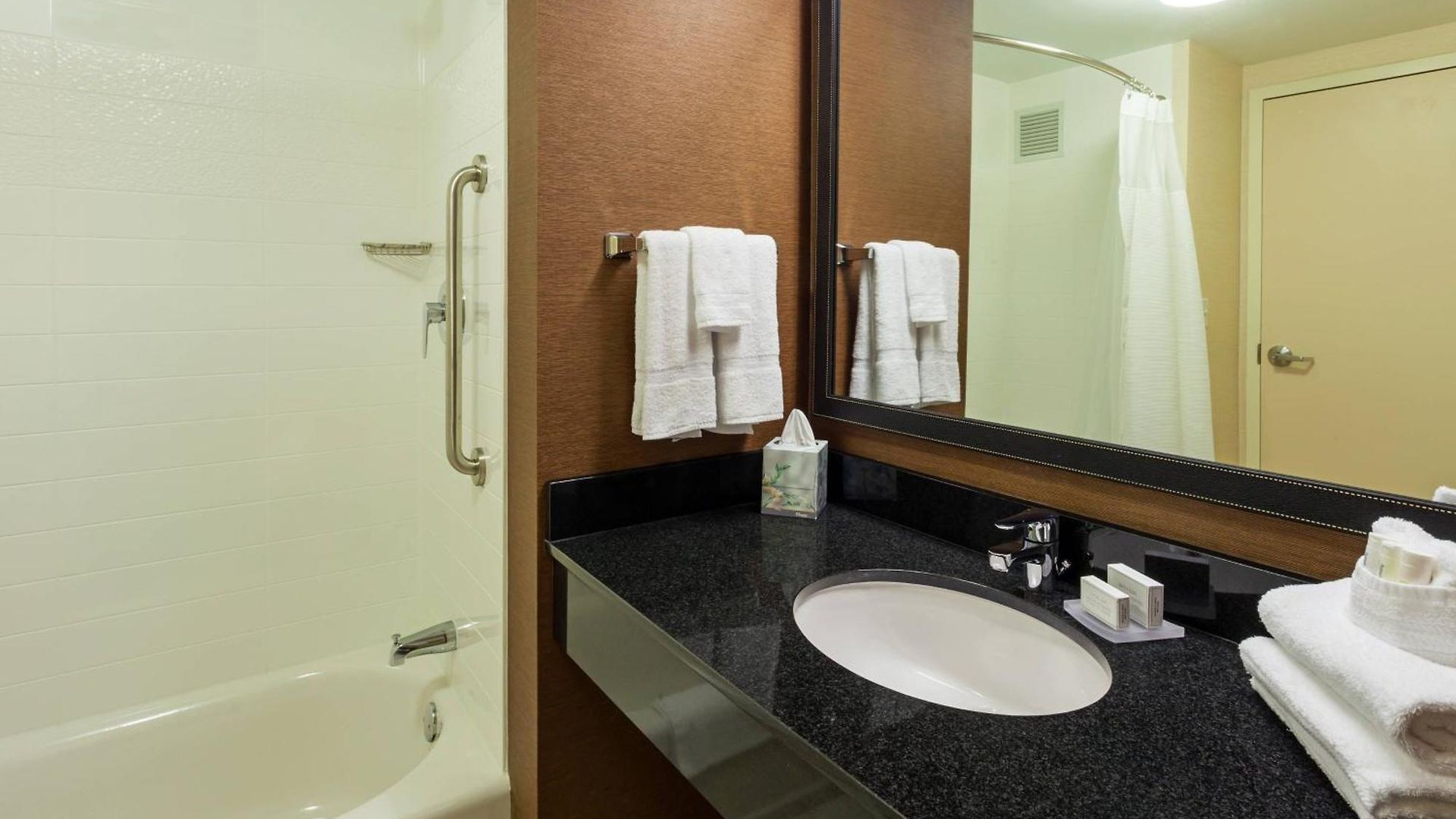 Fairfield And Downtown-river North 3*