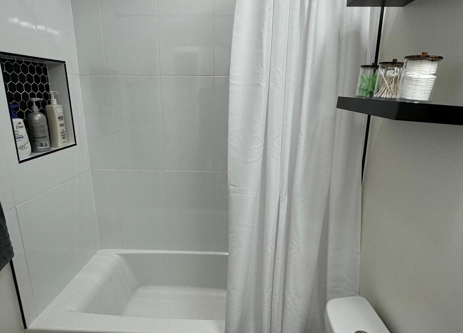 Chic Euro Getaway- Close To Downtown Apartment