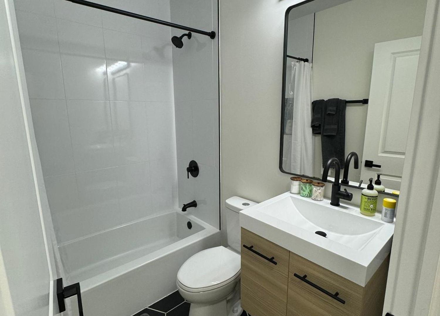 Chic Euro Getaway- Close To Downtown Apartment *