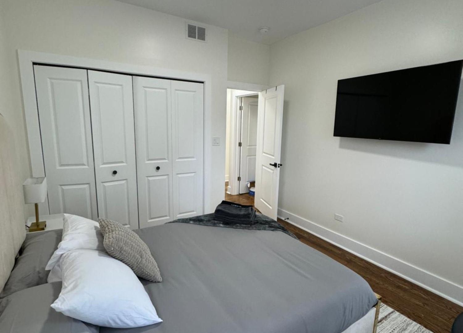 Chic Euro Getaway- Close To Downtown Apartment