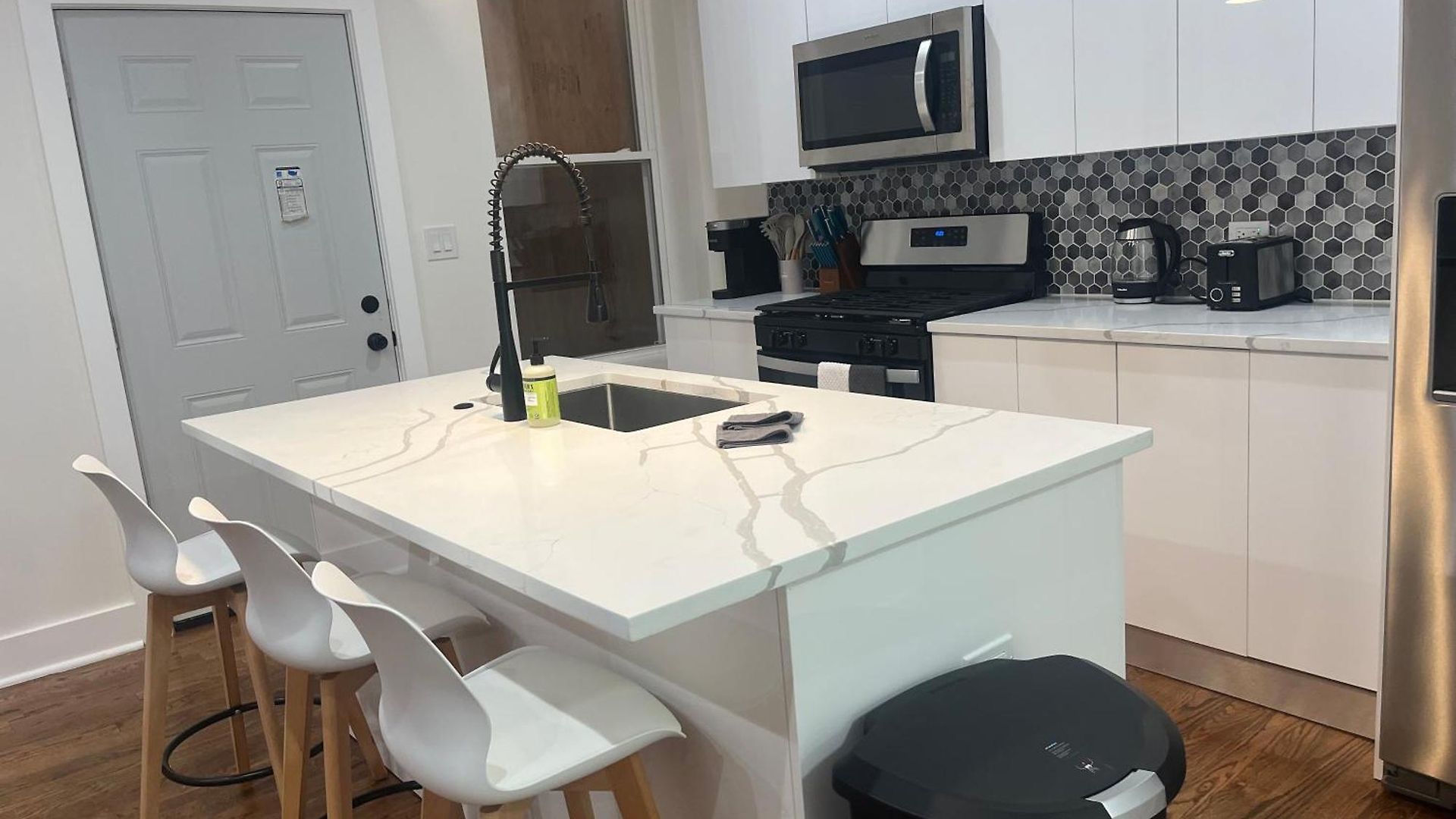 Chic Euro Getaway- Close To Downtown Apartment *