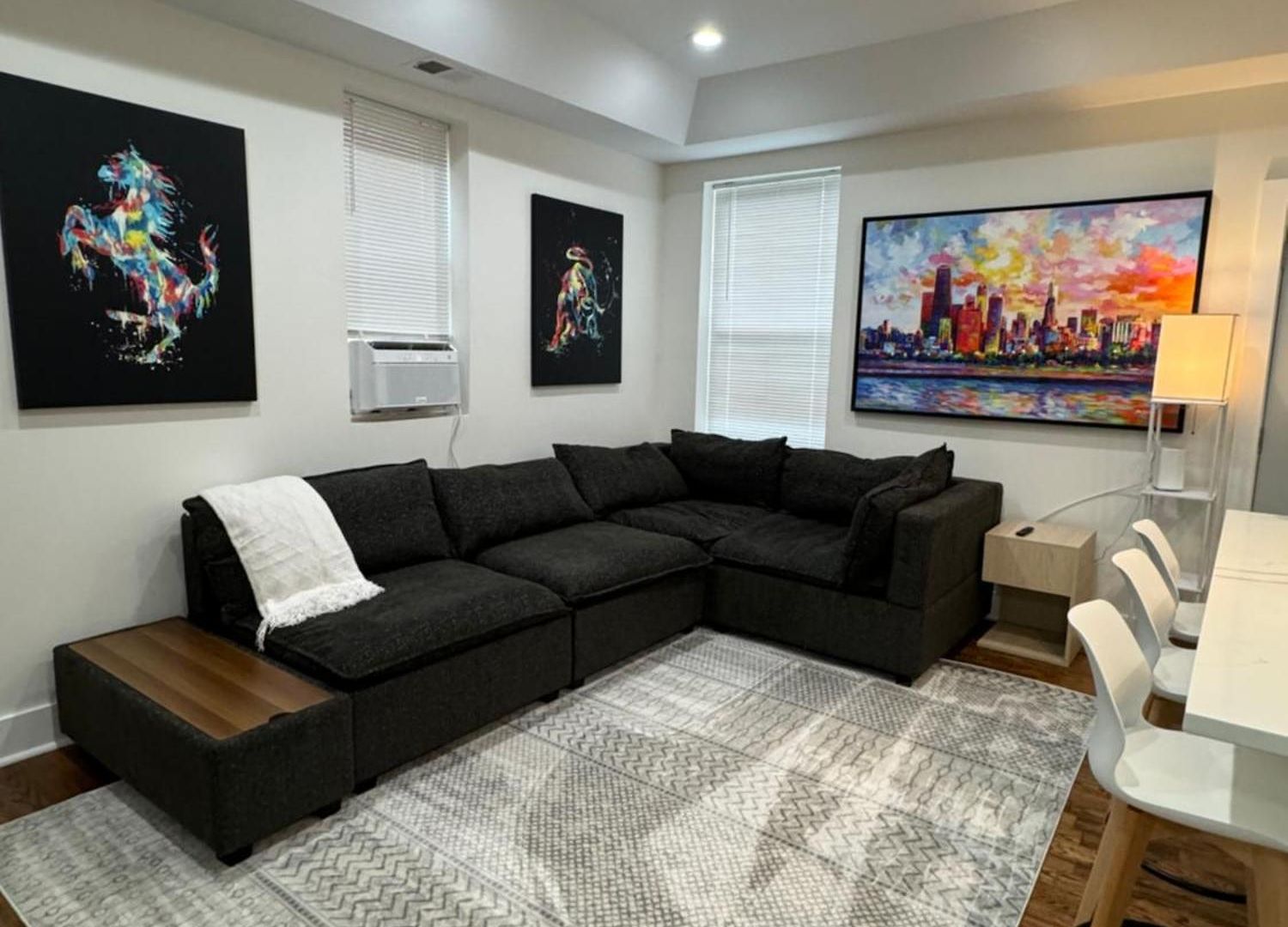 Apartment Chic Euro Getaway- Close To Downtown *