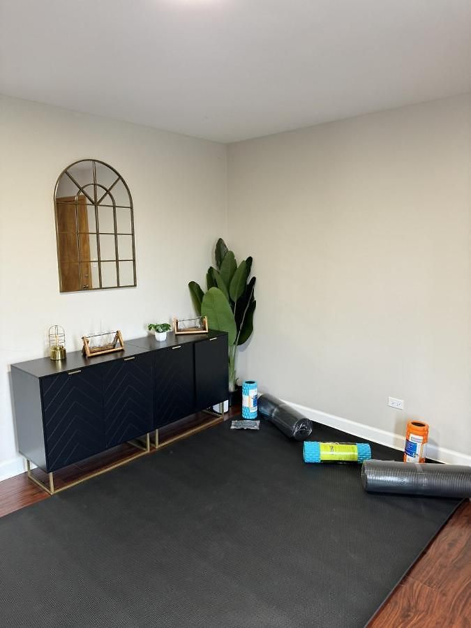 3Br Modern Apt • Gym • Workspace • Quiet Location Apartment *