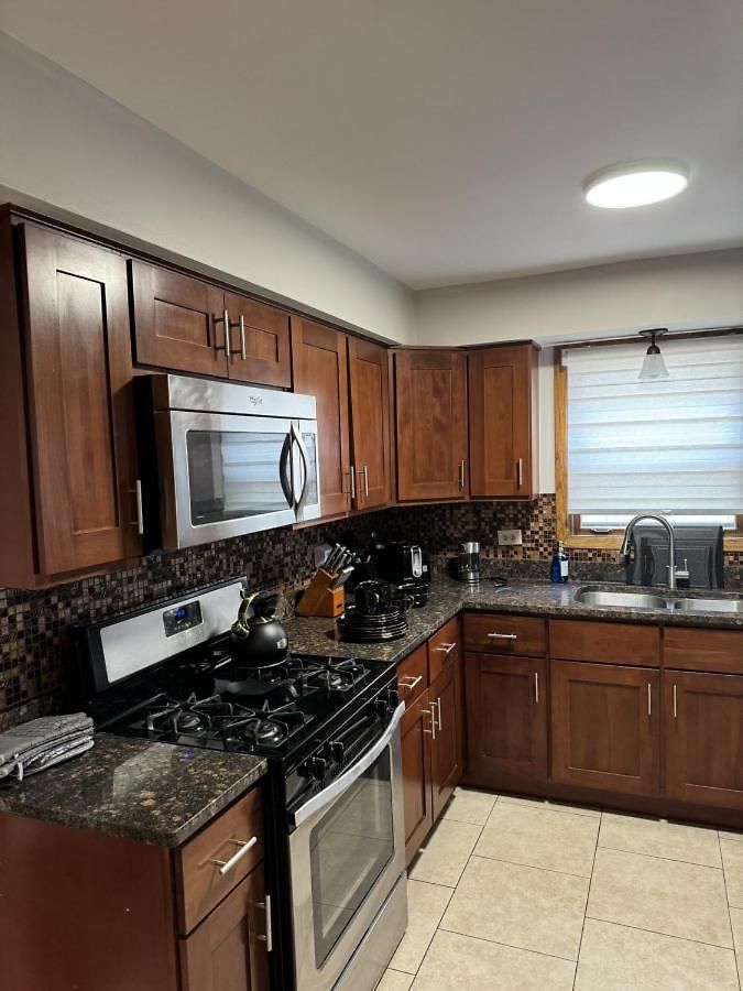 3Br Modern Apt • Gym • Workspace • Quiet Location Apartment *