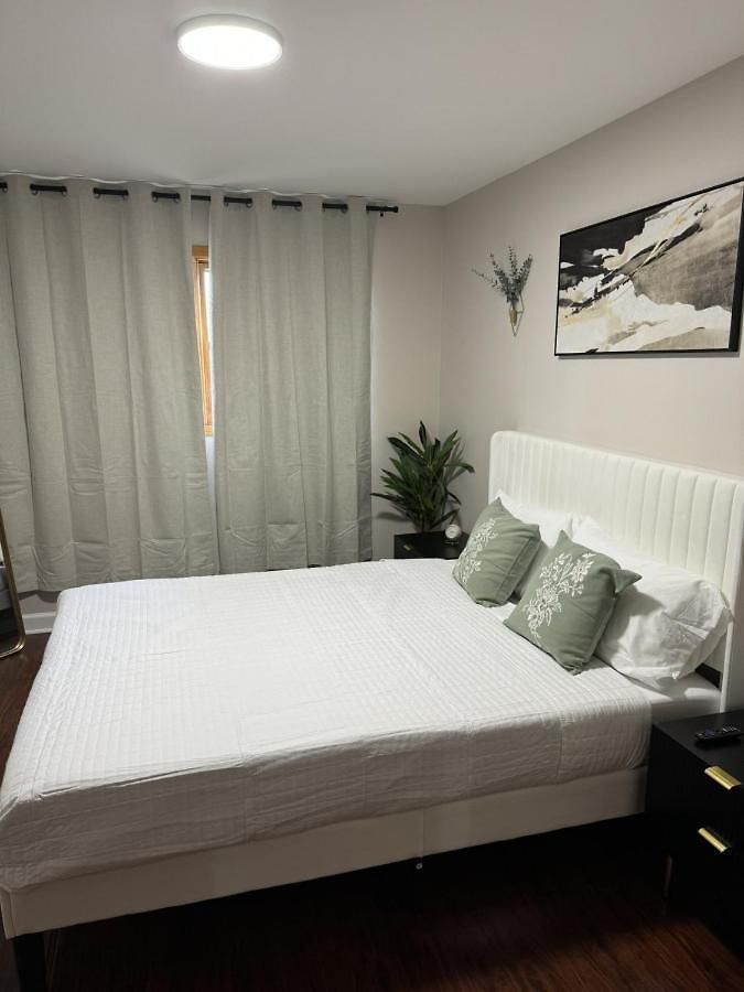 3Br Modern Apt • Gym • Workspace • Quiet Location * Chicago