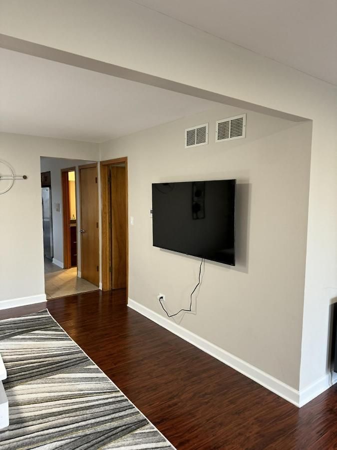 3Br Modern Apt • Gym • Workspace • Quiet Location Apartment Chicago