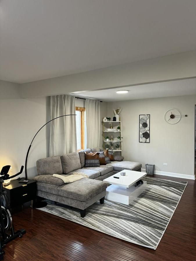 3Br Modern Apt • Gym • Workspace • Quiet Location * Chicago