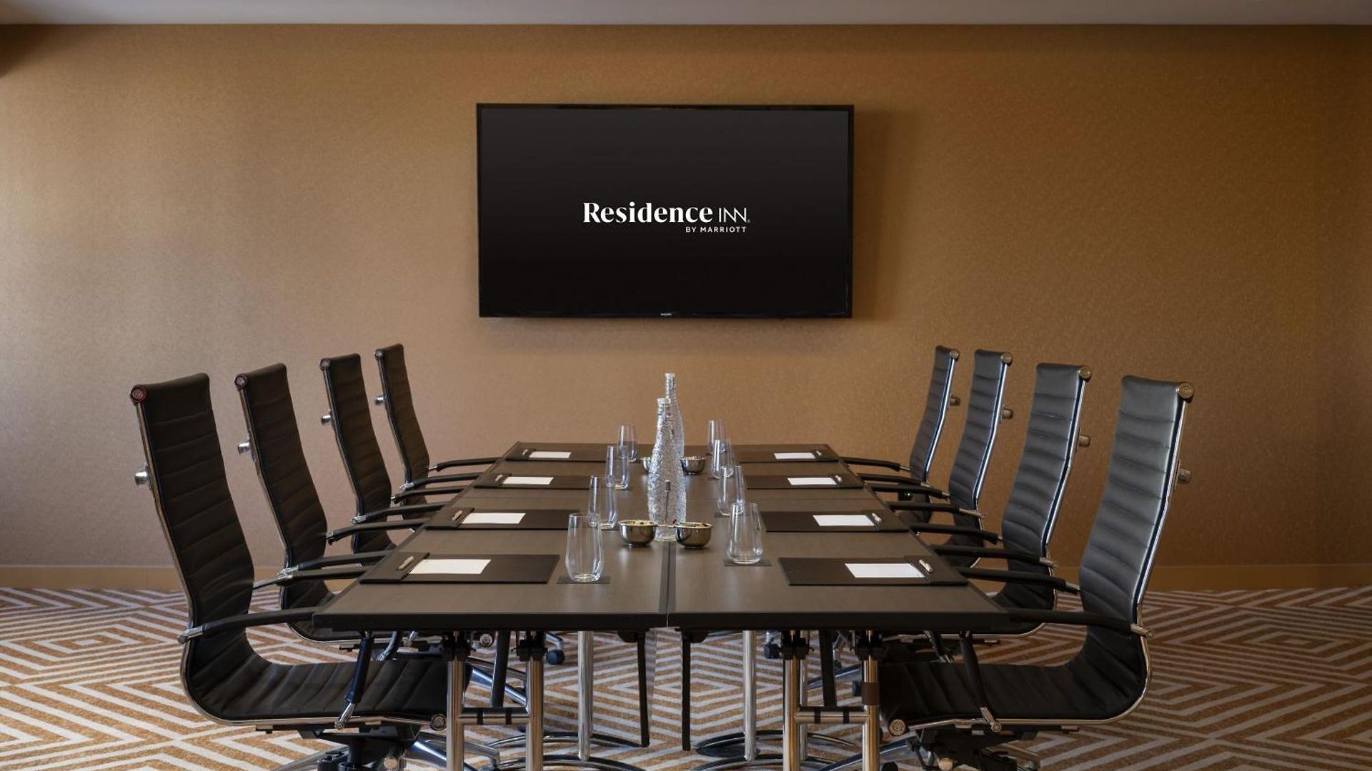 By Marriott Downtown Magnificent Mile Hotel 3*
