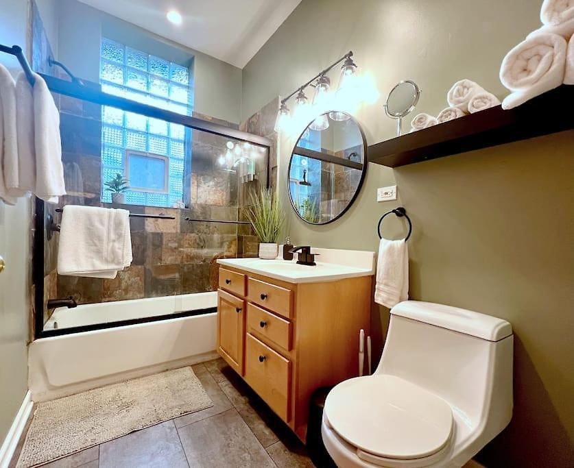 The Banksy-free Parking -4 Bedroom W King Bed- Firepit Rooftop Near United Center Apartment *