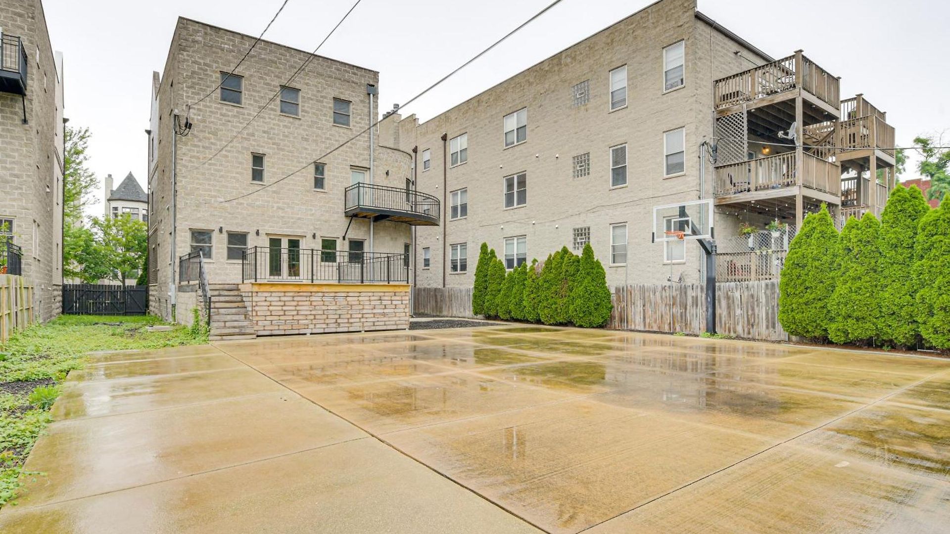 Walk To Michigan: W/ Yard Apartment