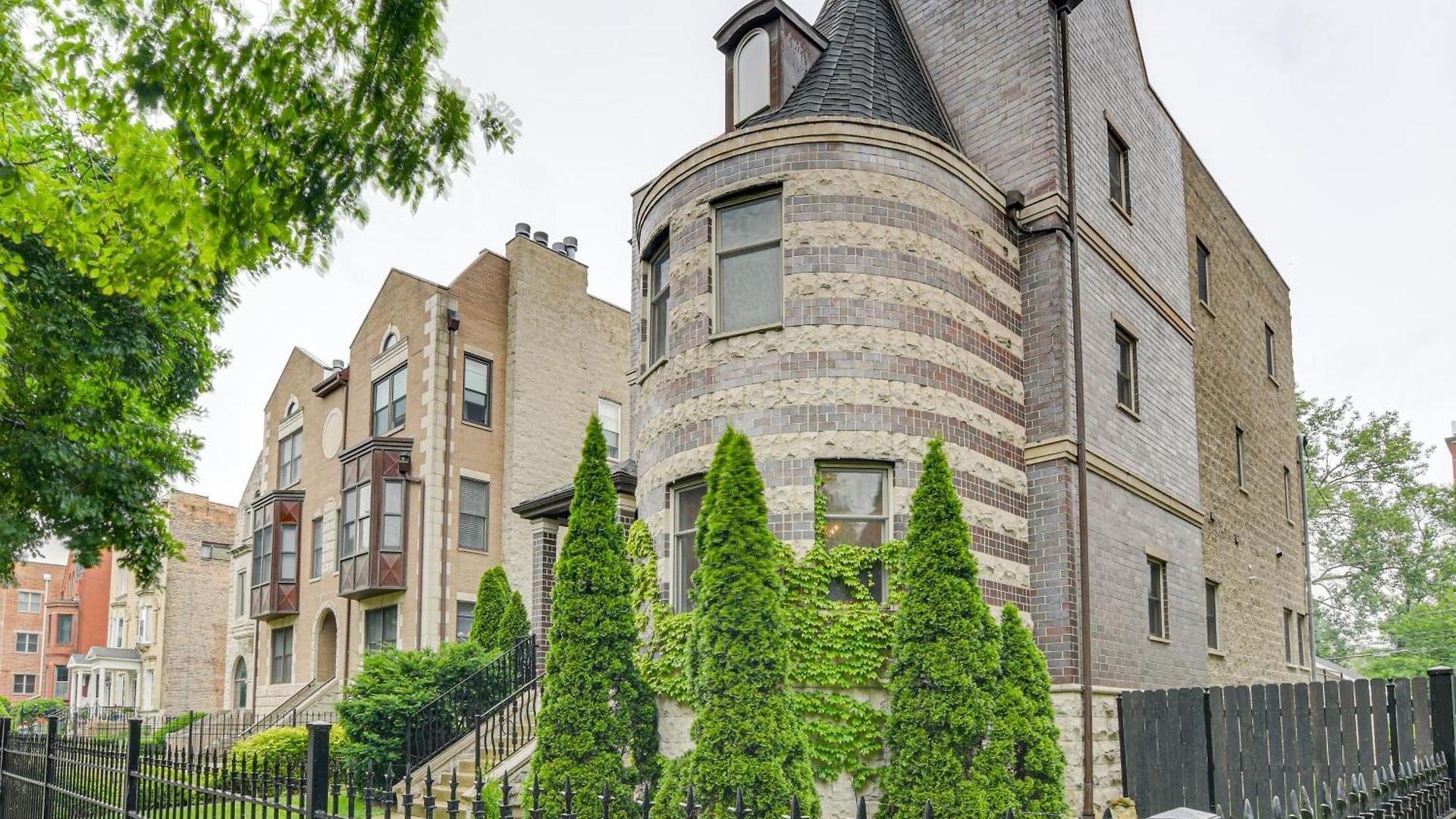 Walk To Michigan: W/ Yard Apartment *