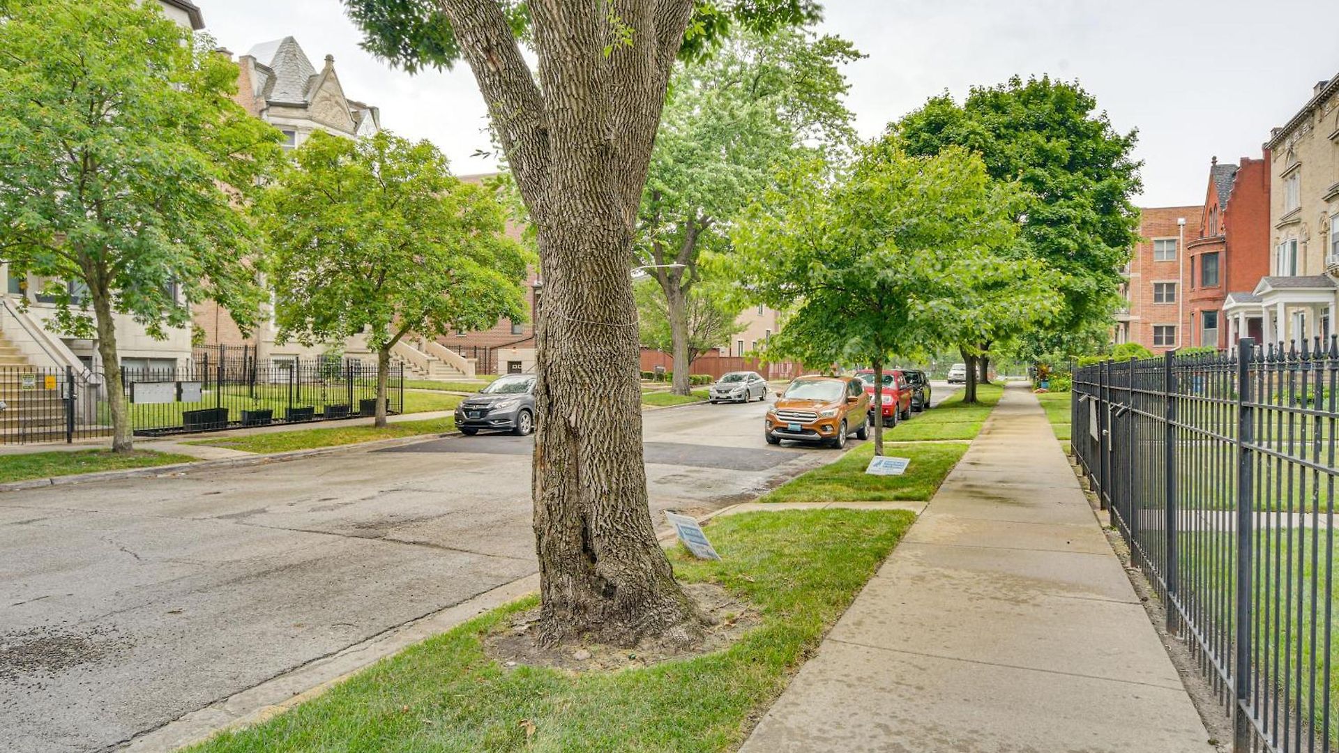 Walk To Michigan: W/ Yard Apartment