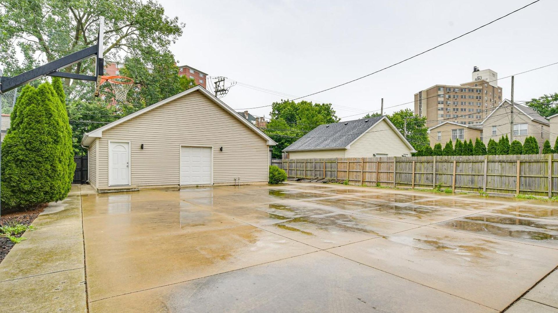 Walk To Michigan: W/ Yard Apartment