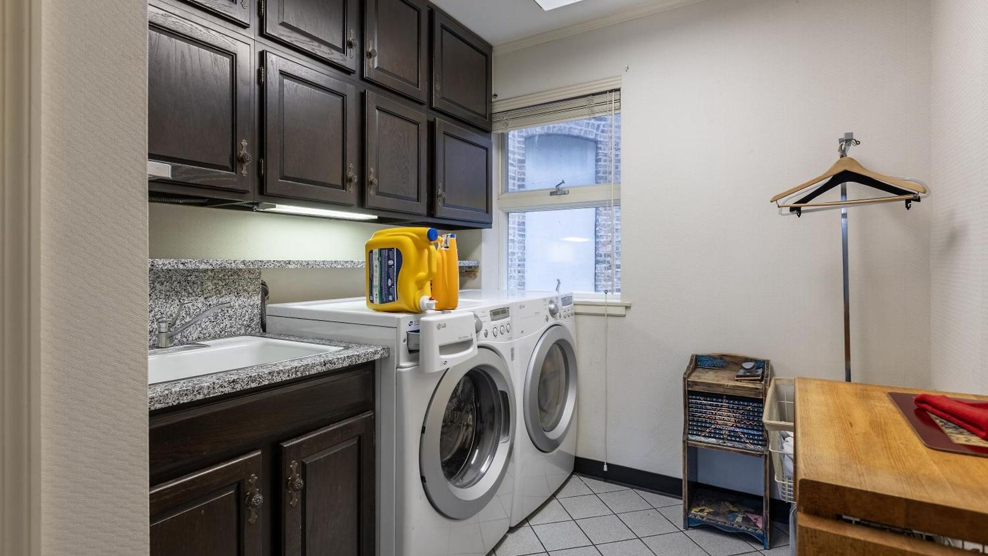 Lakeview East Apartment *