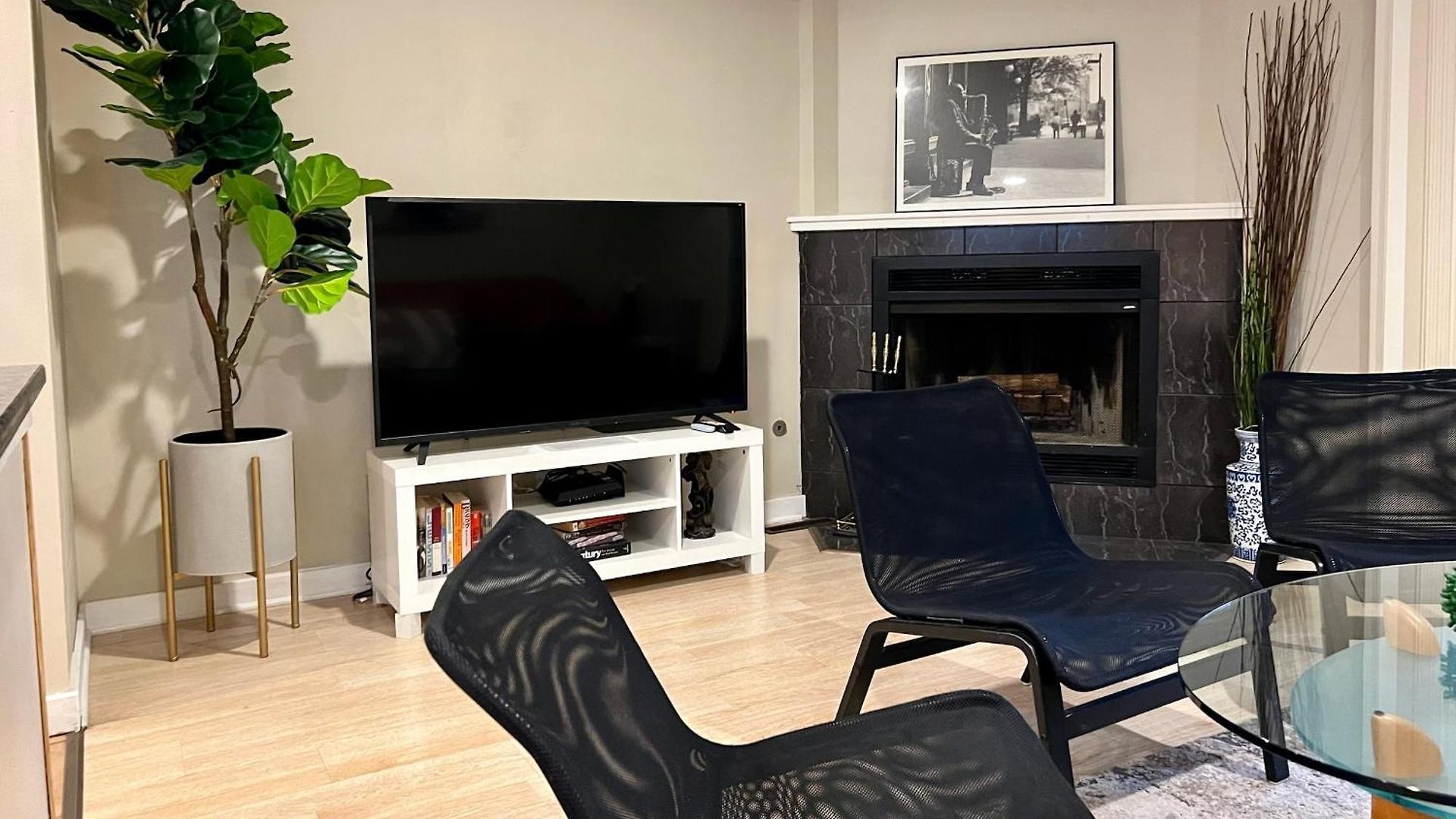Designer Themed 4 Bedroom In Location With Patio And Fireplace *