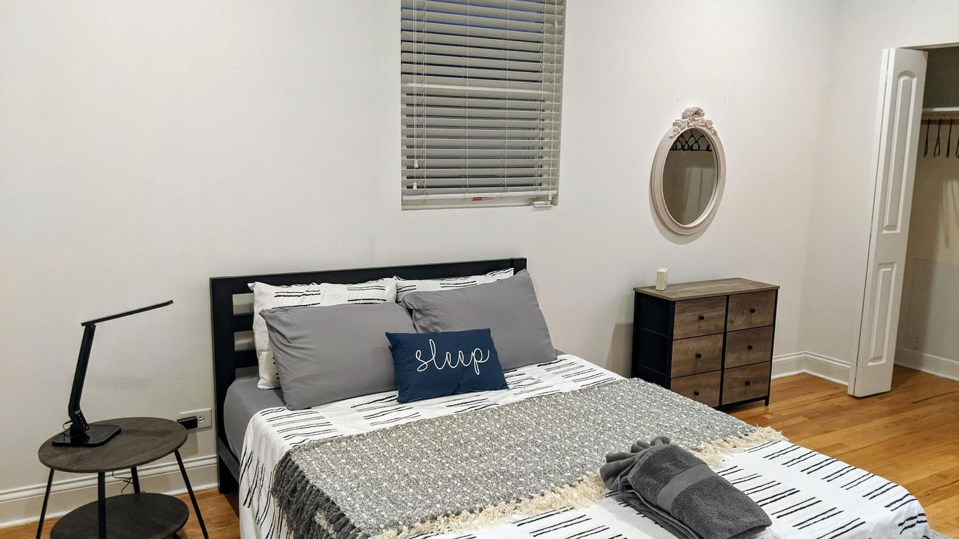 Cosy Near Medical District With Private Balcony