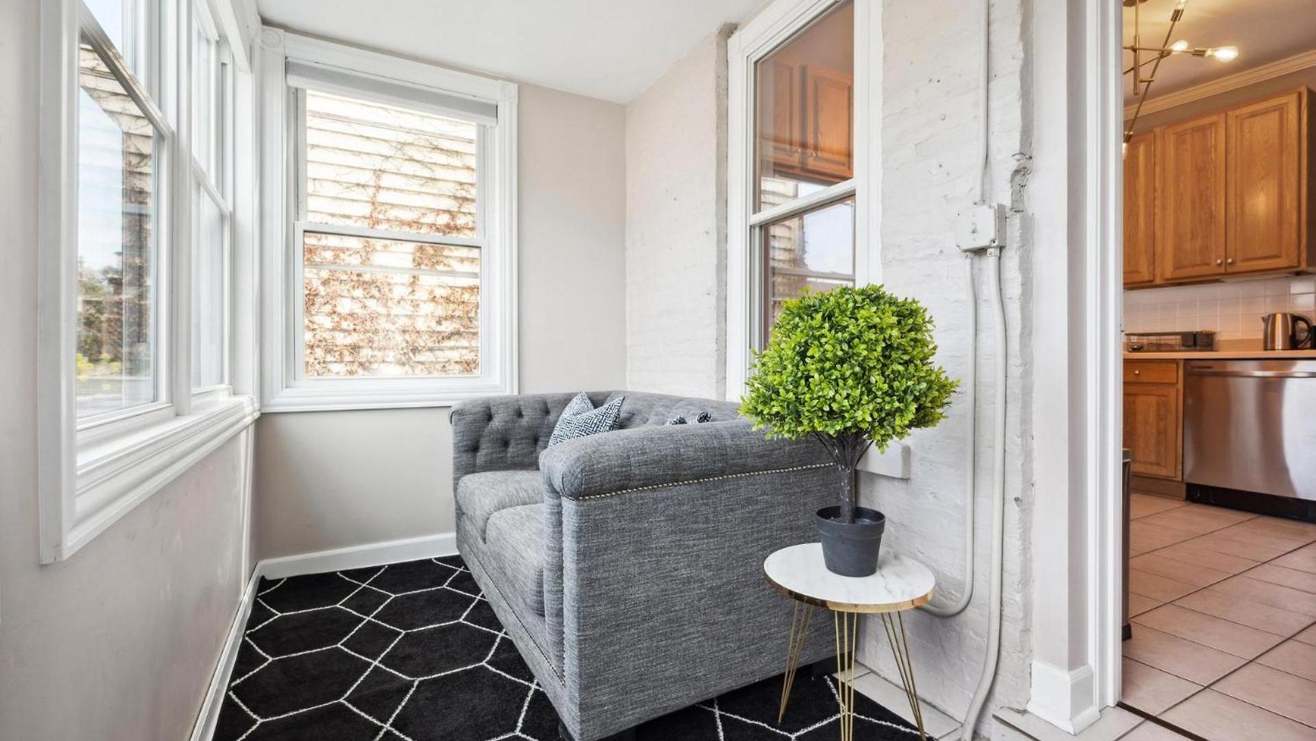 Wrigley 2br, 1ba With Free Parking Apartment