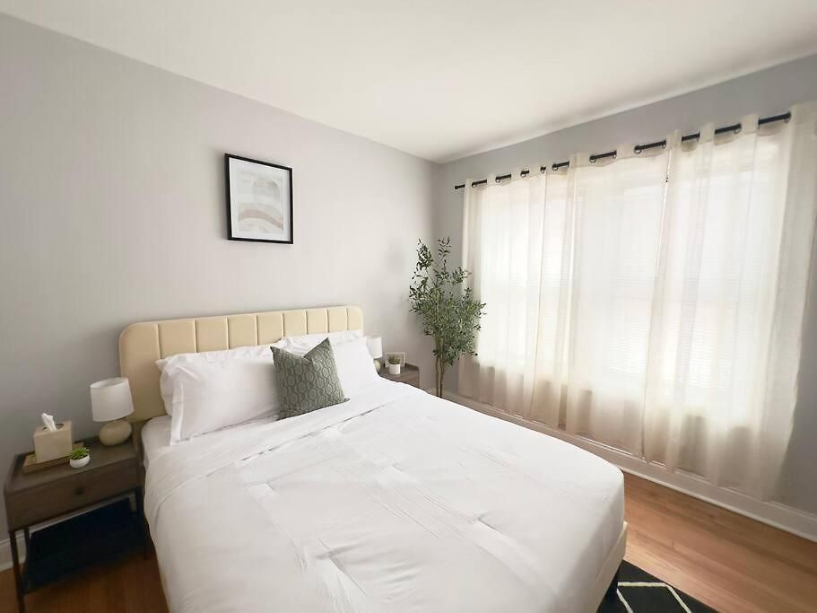 Cozy Retreat, Prime Location Near Loyola & Beach! * Chicago