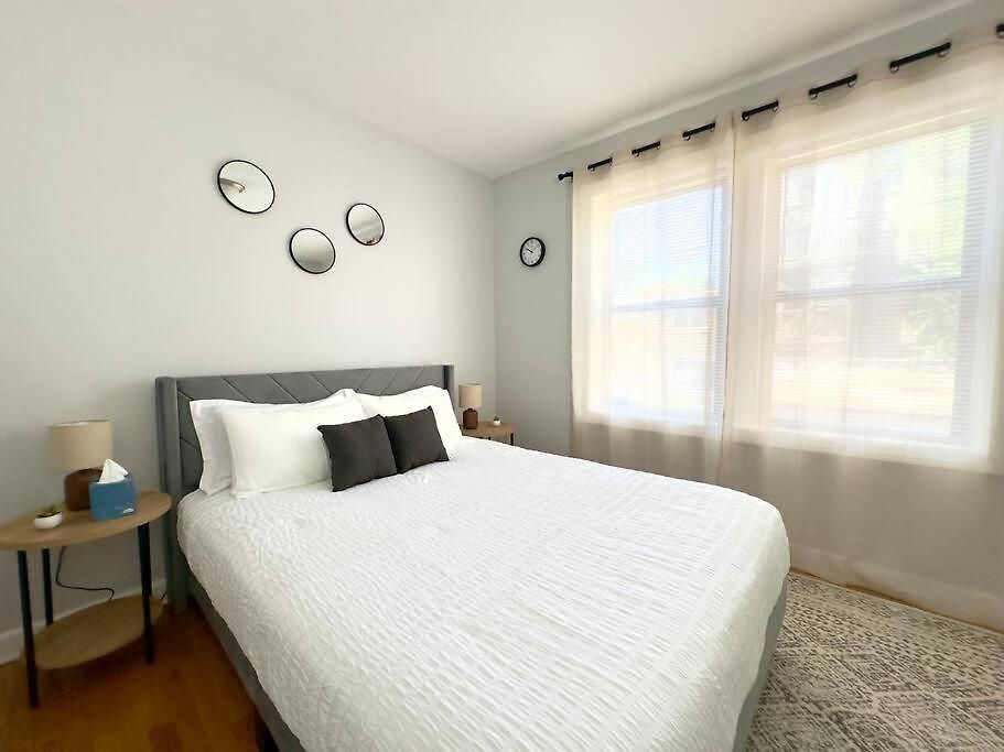 Comfy Retreat In Rogers Park, Prime Location! *