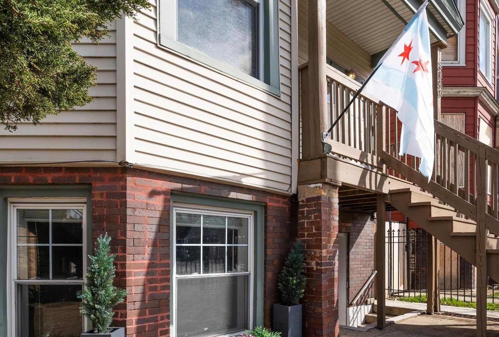 Stylish & Bright Gem Overlooks Lovely Park With Great Amenities Apartment