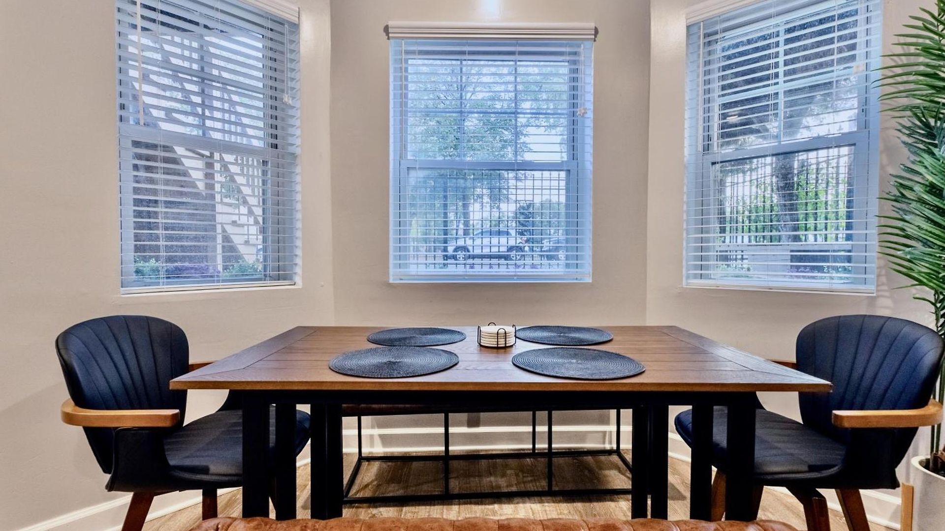 Stylish & Bright Gem Overlooks Lovely Park With Great Amenities Chicago