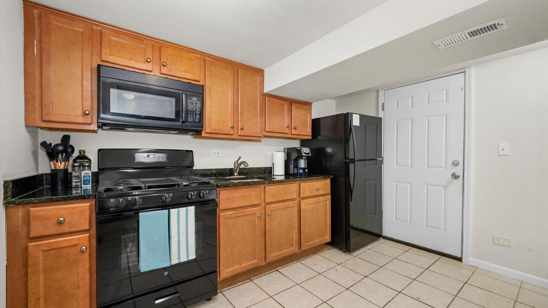 Walk To Train L Near Attractions And Ord L Free Parking L Patio