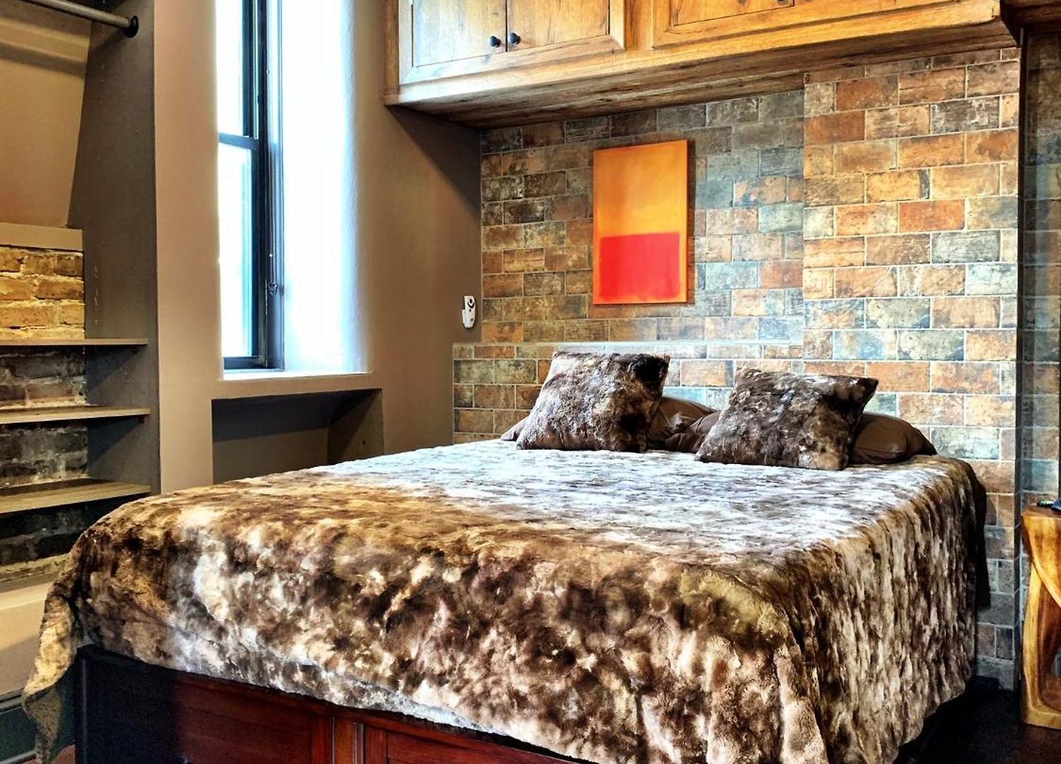 The Picasso On Lincoln Park Apartment *