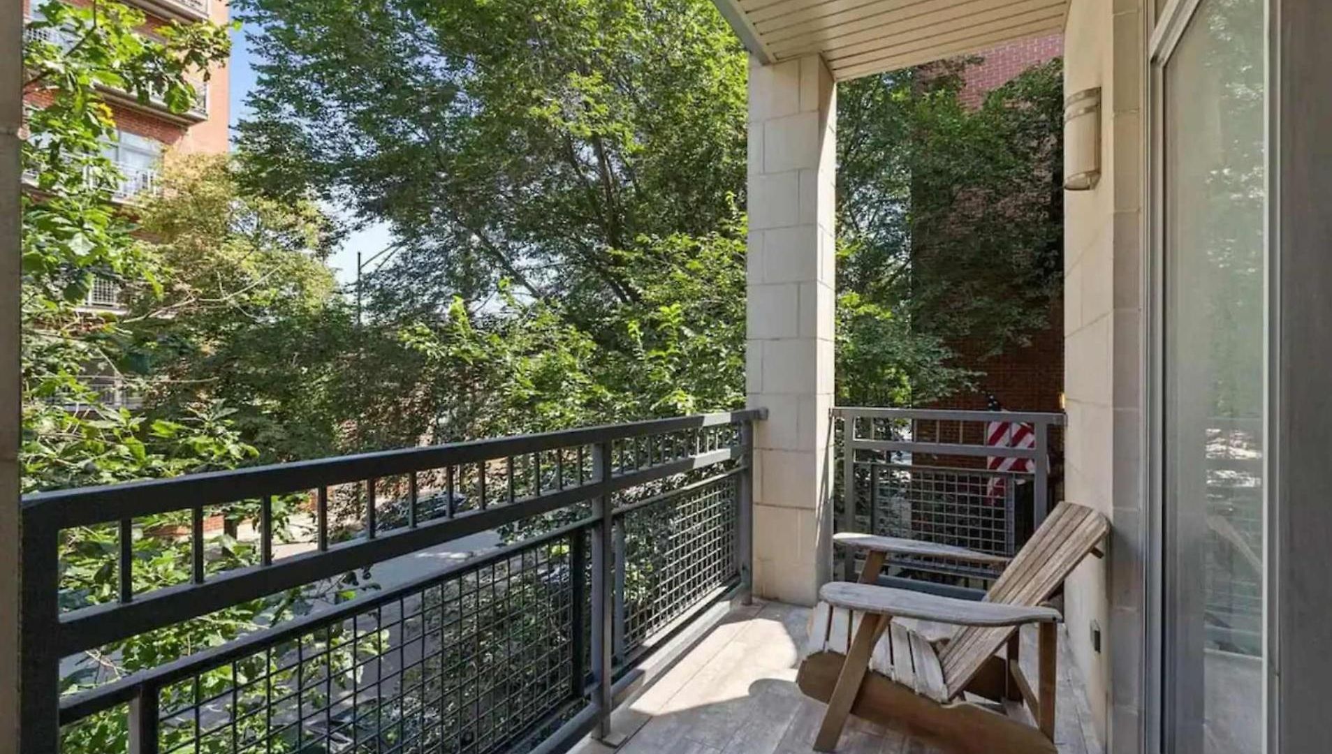 1 Garage Parking, Skyline Rooftop, Pingpong, Balcony Apartment Chicago