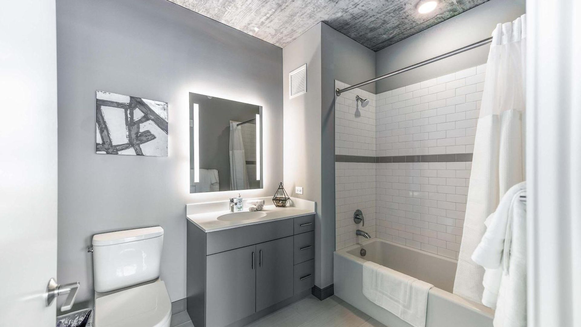 New Sleek 2br - Perfect Blend Of Comfort & Style In