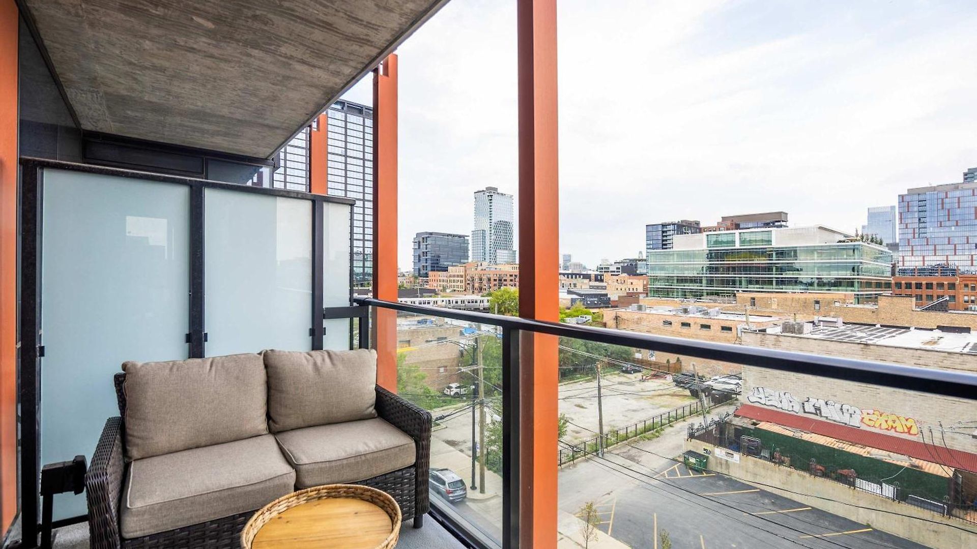 Apartment New Sleek 2br - Perfect Blend Of Comfort & Style In