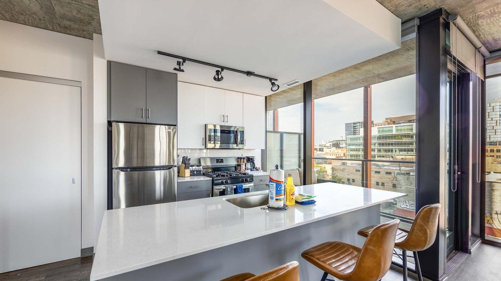 New Sleek 2br - Perfect Blend Of Comfort & Style In Apartment