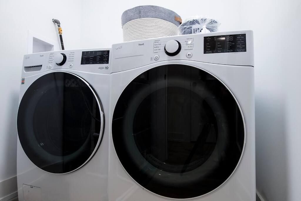 Stylish 2br Stunner In Unbeatable Location Apartment *