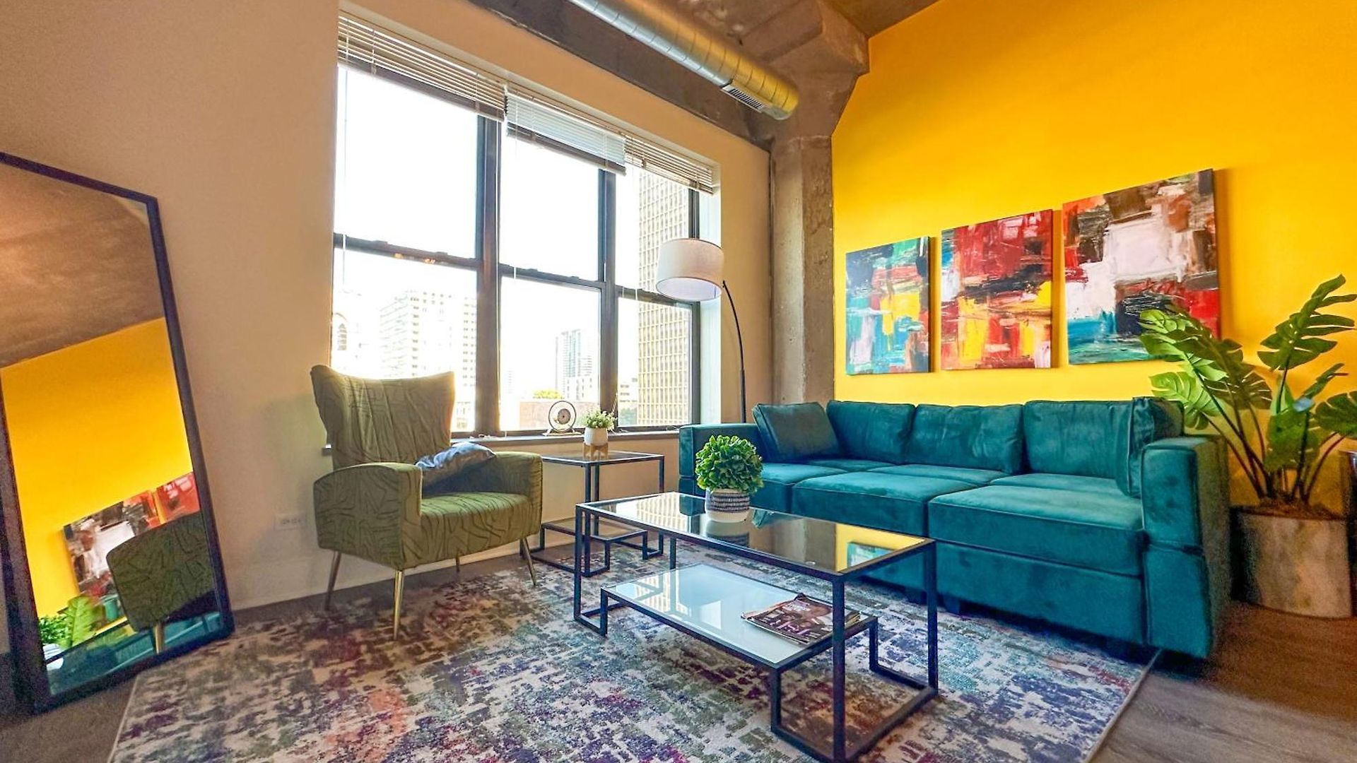 Spacious 2br South Loop With Skyline View, Optional Parking And Gym Access Close To Mccormick Place, Grant Park, Museum Campus & Cta Lines *