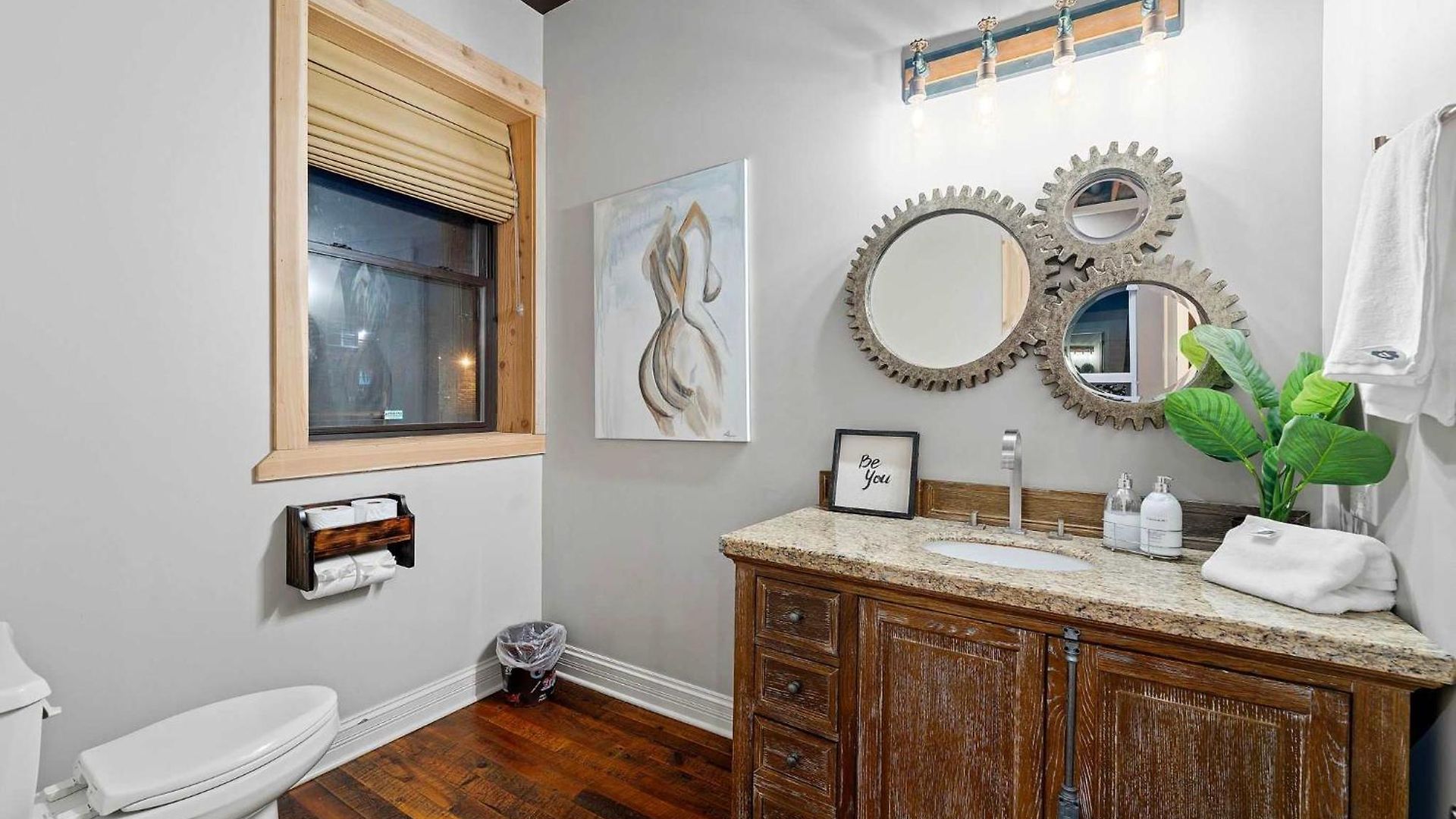 Mid-century Gem By United Center Holiday home