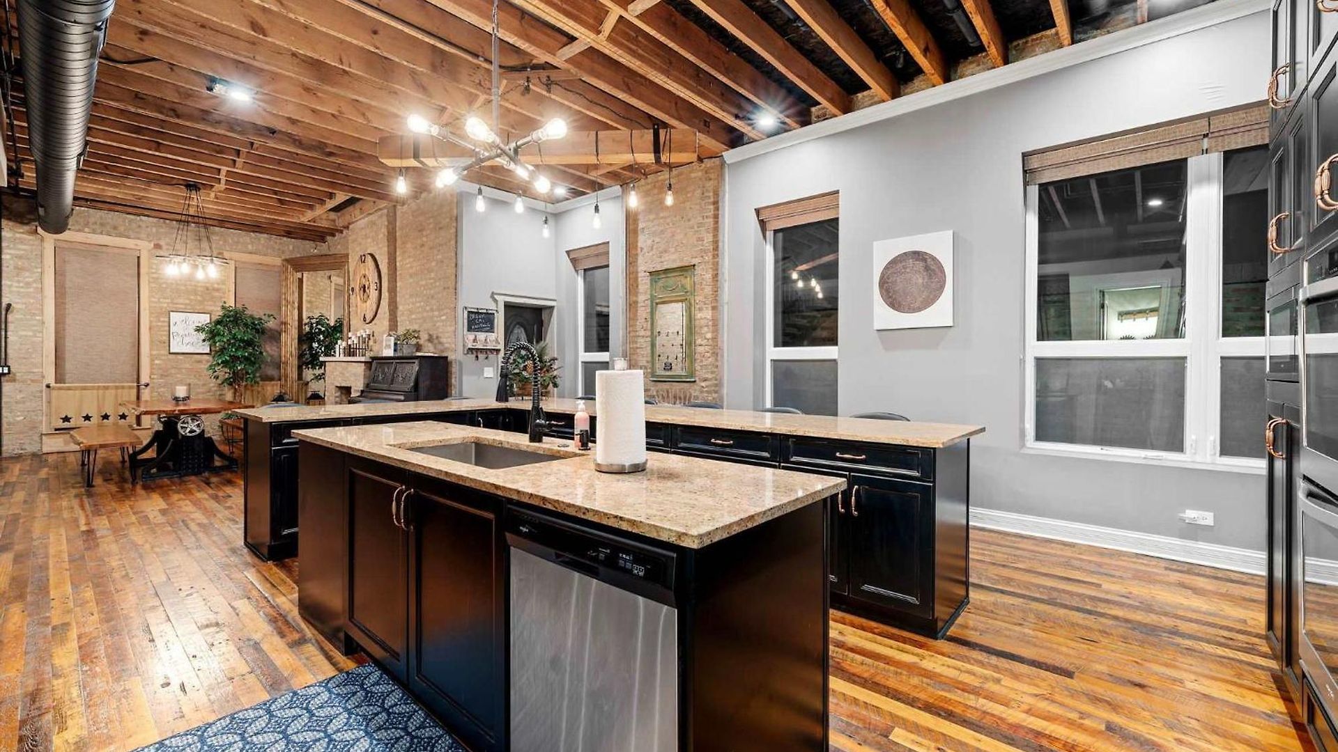 Mid-century Gem By United Center Holiday home