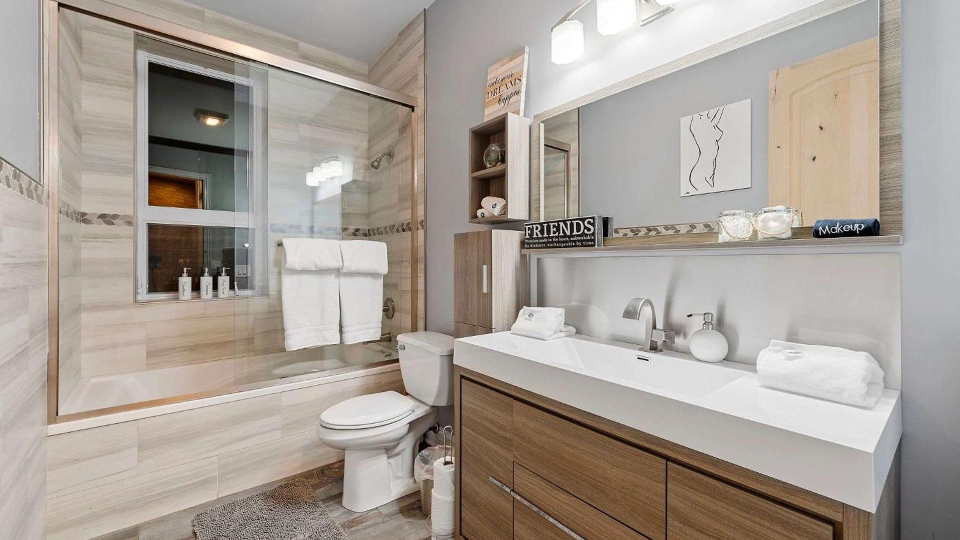 Mid-century Gem By United Center Holiday home