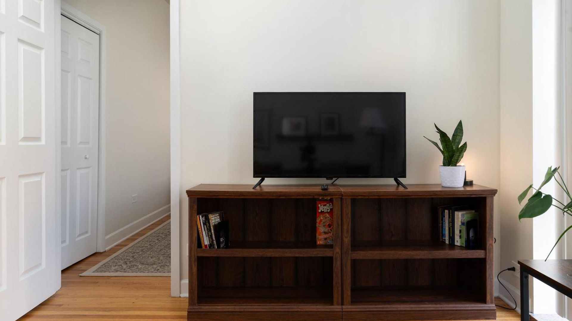 Ukrainian Village 3Br Apartment *